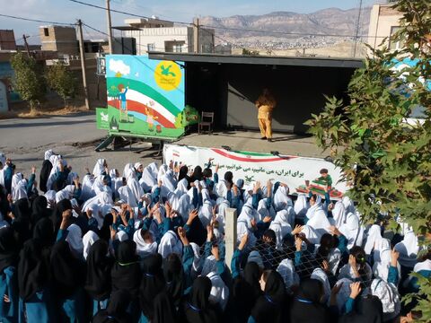 حضور تماشاخانه سیار کانون به مناسبت هفته ملی کودک در استان ایلام . روز اول در شهرستان سرابله ، روستای زنجیره علیا و شهرک شهید کشوری ایلام به روایت تصویر