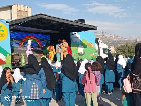 حضور تماشاخانه سیار کانون به مناسبت هفته ملی کودک در استان ایلام . روز اول در شهرستان سرابله ، روستای زنجیره علیا و شهرک شهید کشوری ایلام به روایت تصویر