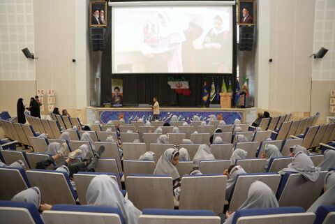 «به رنگ لاله، به نام وطن»؛ روایت ایثار و وطن‌دوستی در قاب هنر کودکان و نوجوانان اصفهان