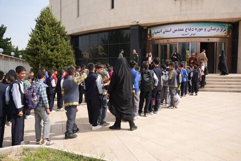 «به رنگ لاله، به نام وطن»؛ روایت ایثار و وطن‌دوستی در قاب هنر کودکان و نوجوانان اصفهان