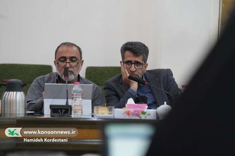 مجتبی دانشور ، سرپرست روابط عمومی  و  سید عارف علوی، مشاور مدیرعامل   در  در ششمین نشست مدیران ارشد کانون