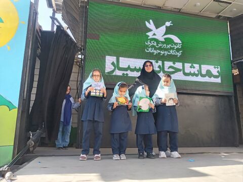 حضور تماشاخانه سیار کانون در شهر مهر شهرستان ملکشاهی ، مدرسه نبوت شهرستان بدره و مدارس شهرستان دره شهر در روزهای دوم و سوم به روایت تصویر