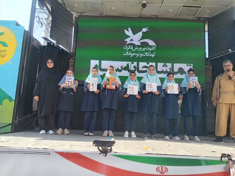 حضور تماشاخانه سیار کانون در شهر مهر شهرستان ملکشاهی ، مدرسه نبوت شهرستان بدره و مدارس شهرستان دره شهر در روزهای دوم و سوم به روایت تصویر