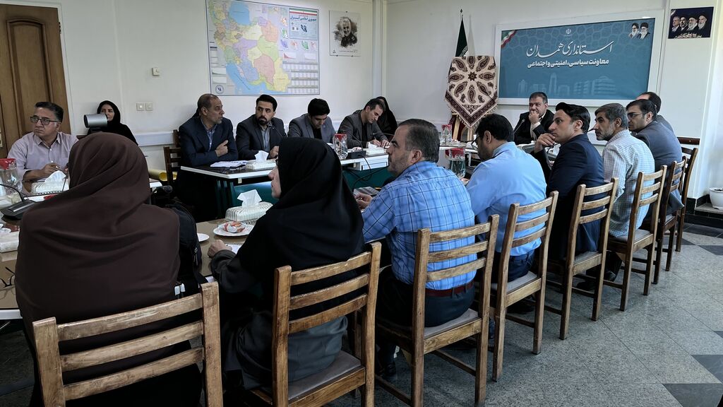 پوستر هفته ملی کودک در استانداری همدان رونمایی شد؛ تأکید بر هم‌افزایی دستگاه‌های اجرایی برای «لبخند کودکان»