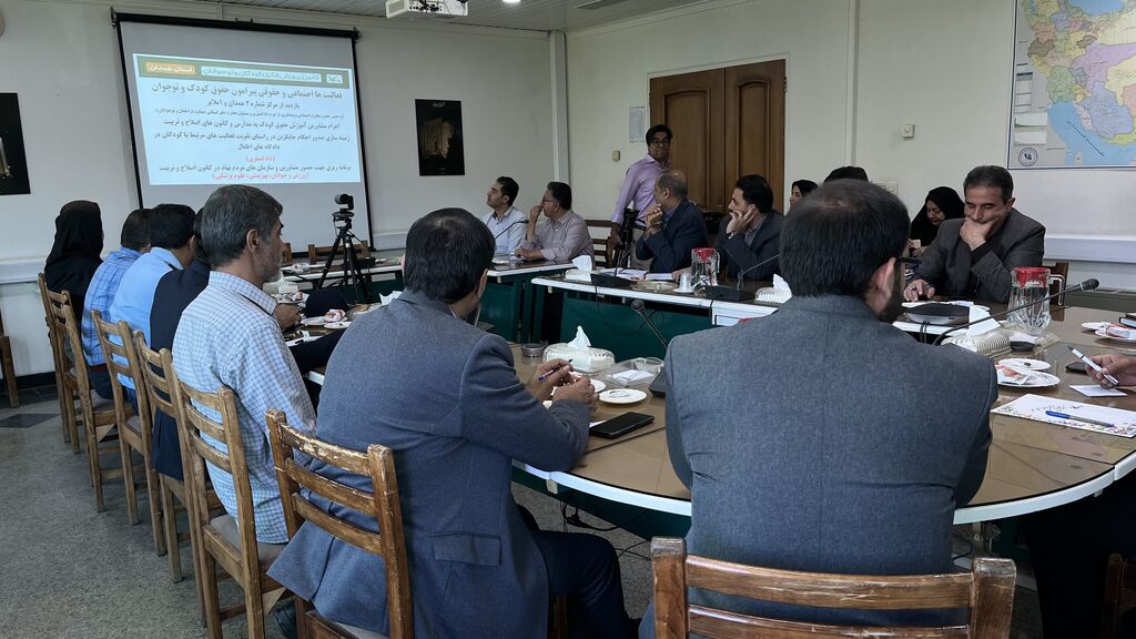 پوستر هفته ملی کودک در استانداری همدان رونمایی شد؛ تأکید بر هم‌افزایی دستگاه‌های اجرایی برای «لبخند کودکان»