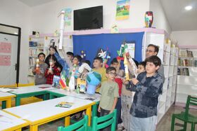 اعضای کانون چایپاره ماهواره‌بر «سیمرغ» را در قالب ماکت ساختند