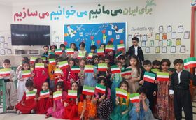 کودکان پیش‌دبستانی جوانرود با ساخت گل لاله، یاد شهدای کودک را زنده کردند