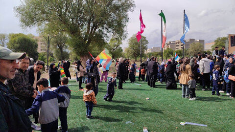 طنین یاد شهدای کودک در اولین روز هفته ملی کودک با جشنواره بادبادک‌ها در سرعین