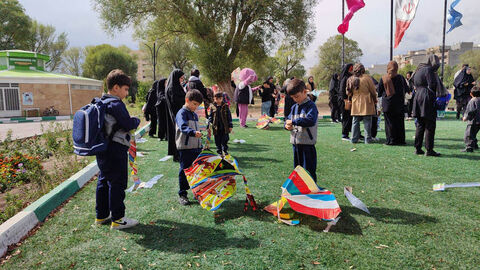 طنین یاد شهدای کودک در اولین روز هفته ملی کودک با جشنواره بادبادک‌ها در سرعین
