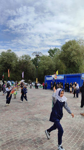 طنین یاد شهدای کودک در اولین روز هفته ملی کودک با جشنواره بادبادک‌ها در سرعین