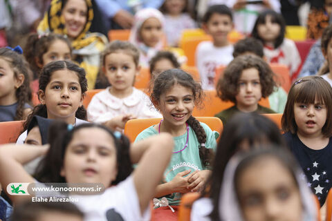 شادپیمایی کودکان و عروسک‌ها در خیابان حجاب تهران