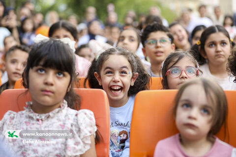 شادپیمایی کودکان و عروسک‌ها در خیابان حجاب تهران