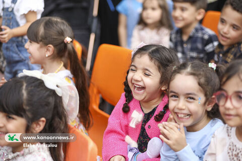 شادپیمایی کودکان و عروسک‌ها در خیابان حجاب تهران