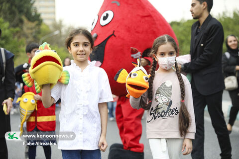 شادپیمایی کودکان و عروسک‌ها در خیابان حجاب تهران