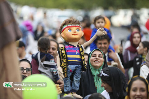 شادپیمایی کودکان و عروسک‌ها در خیابان حجاب تهران