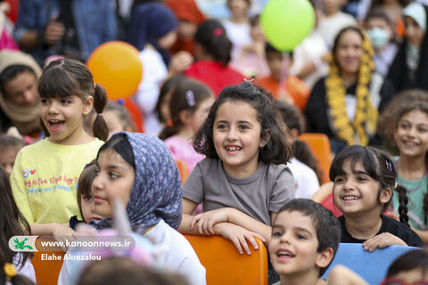 شادپیمایی کودکان و عروسک‌ها در خیابان حجاب تهران