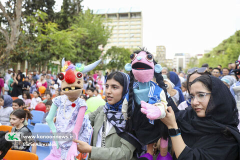 شادپیمایی کودکان و عروسک‌ها در خیابان حجاب تهران