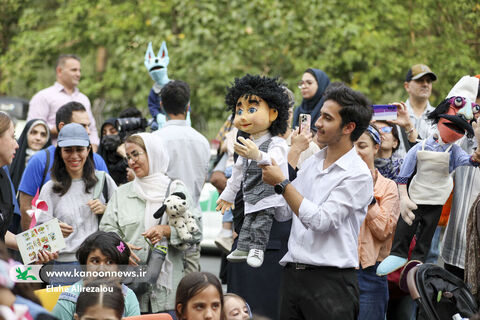 شادپیمایی کودکان و عروسک‌ها در خیابان حجاب تهران