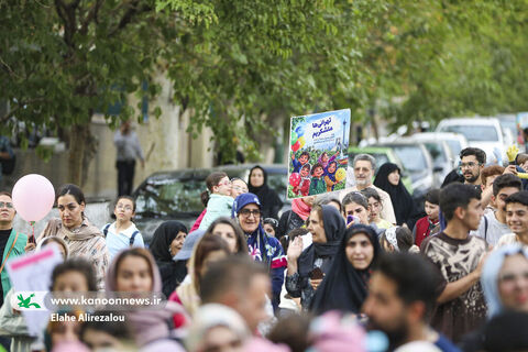 شادپیمایی کودکان و عروسک‌ها در خیابان حجاب تهران