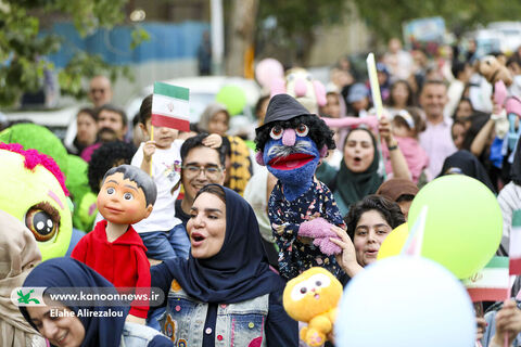 شادپیمایی کودکان و عروسک‌ها در خیابان حجاب تهران