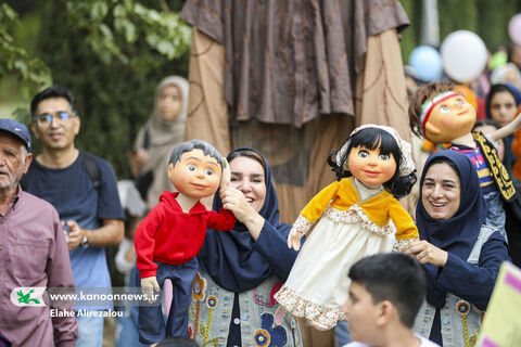 شادپیمایی کودکان و عروسک‌ها در خیابان حجاب تهران