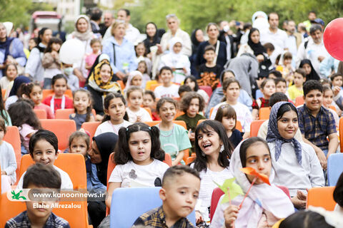 شادپیمایی کودکان و عروسک‌ها در خیابان حجاب تهران