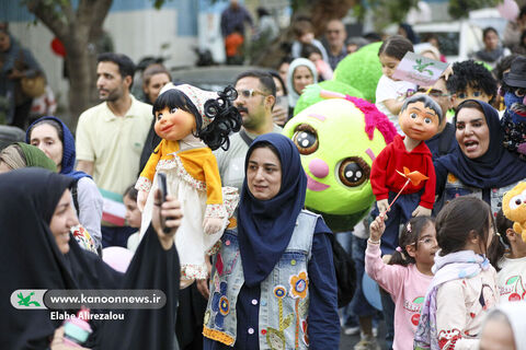 شادپیمایی کودکان و عروسک‌ها در خیابان حجاب تهران