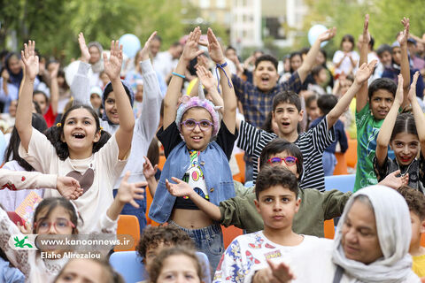 شادپیمایی کودکان و عروسک‌ها در خیابان حجاب تهران