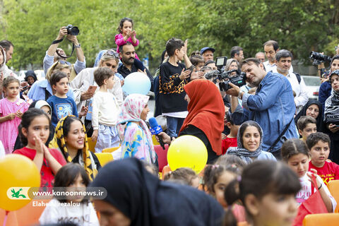 شادپیمایی کودکان و عروسک‌ها در خیابان حجاب تهران