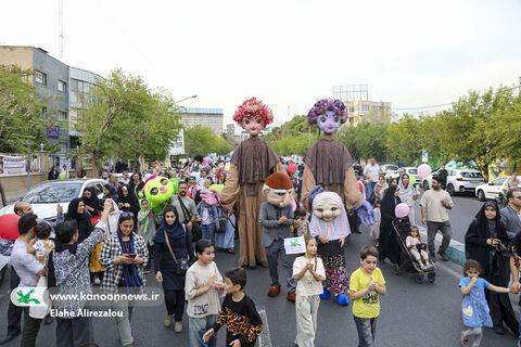 شادپیمایی کودکان و عروسک‌ها در خیابان حجاب تهران