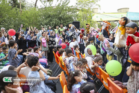 شادپیمایی کودکان و عروسک‌ها در خیابان حجاب تهران