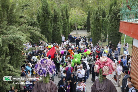 شادپیمایی کودکان و عروسک‌ها در خیابان حجاب تهران