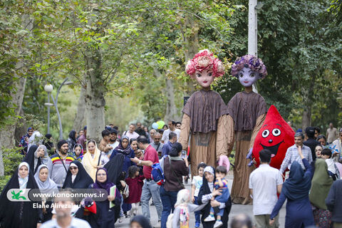 شادپیمایی کودکان و عروسک‌ها در خیابان حجاب تهران