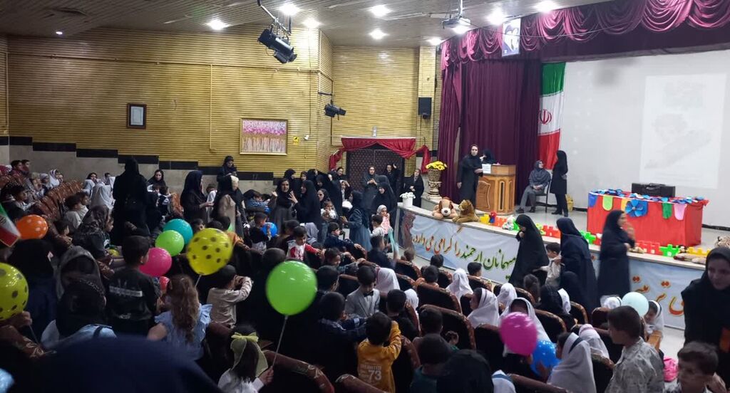مربیان کانون سنقر در جشن غنچه‌ها به اجرای برنامه پرداختند