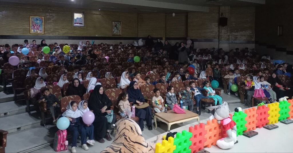 مربیان کانون سنقر در جشن غنچهها به اجرای برنامه پرداختند