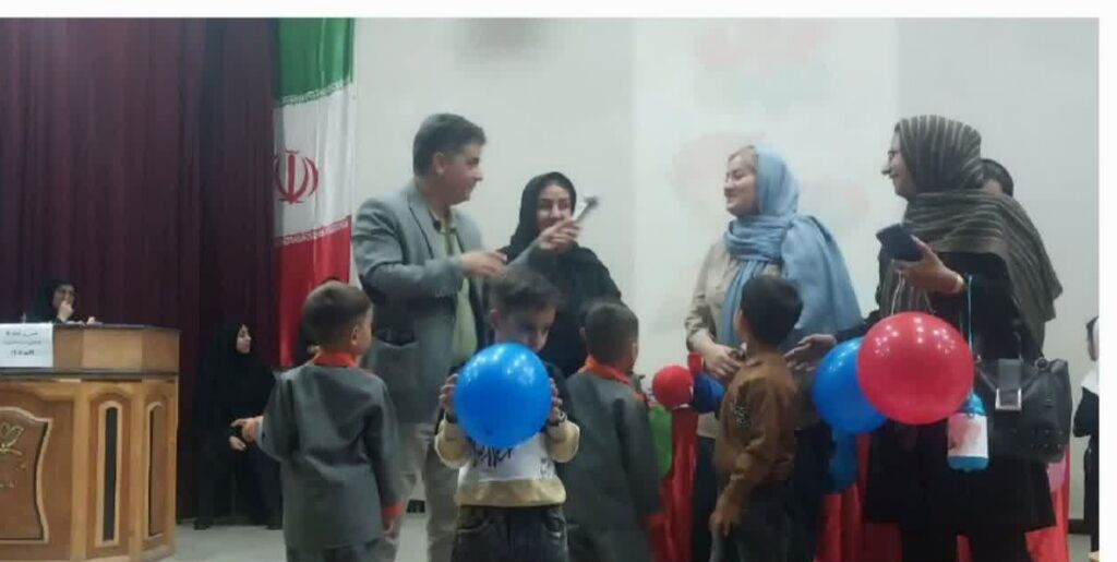 مربیان کانون سنقر در جشن غنچه‌ها به اجرای برنامه پرداختند