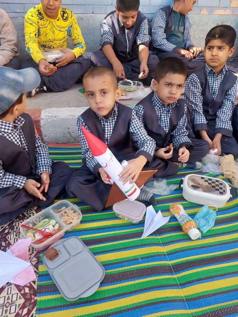 جشن «هفته فضا» در دبستان پسرانه ۱۷ شهریور سرخس