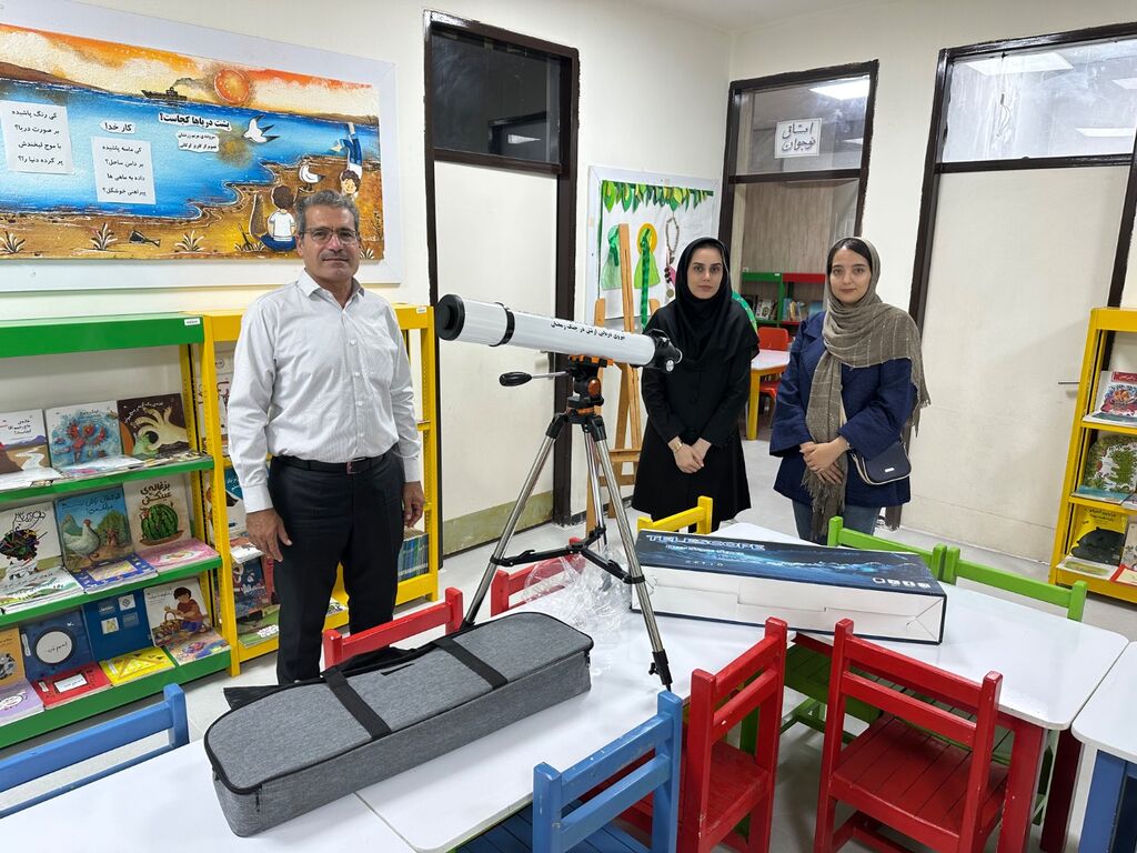 پیوند علم و ایثار در بندرخمیر؛ تجهیز مرکزفرهنگی هنری&nbsp; بندرخمیر به تلسکوپ آموزشی با مشارکت خانواده‌های شهدا