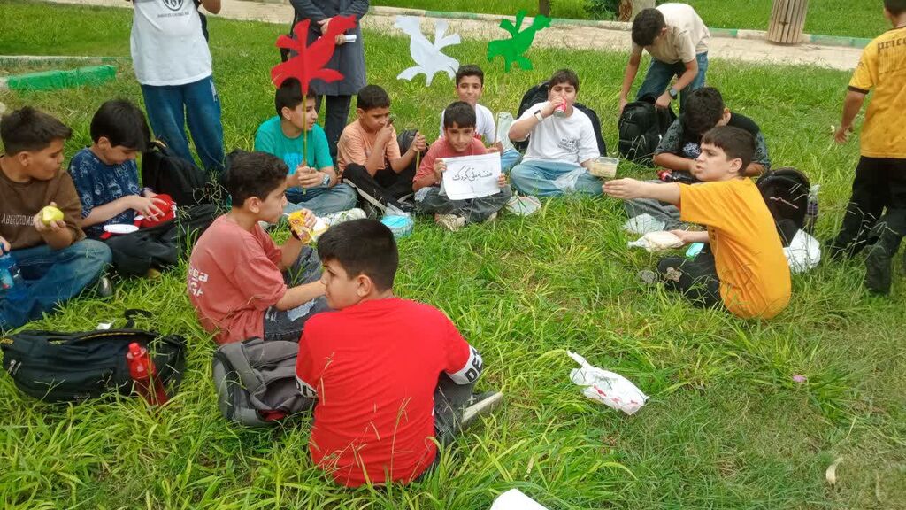 اعضای کانون قصرشیرین به یاد کودکان شهید میناب در اولین روز از هفته ملی کودک