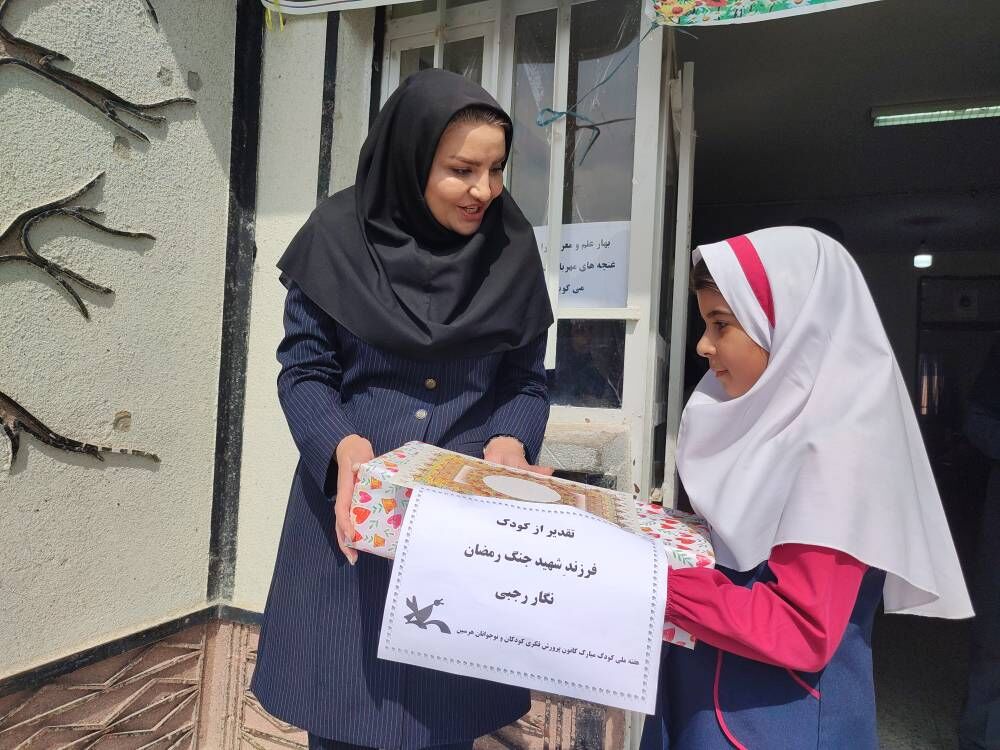 از فرزند شهید جنگ رمضان در مدرسه حضرت زینب (س) هرسین تجلیل شد