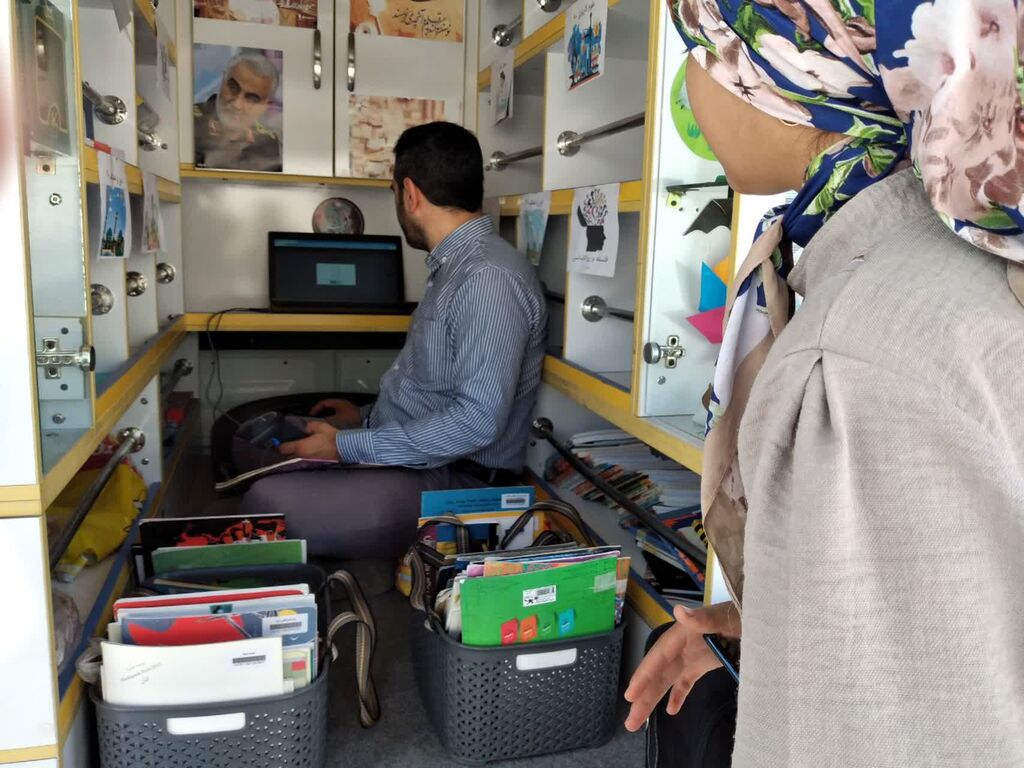 شصت سال حرکت در مسیر دانایی؛ کتابخانه‌های سیار، کتاب را به کودکان می‌رسانند