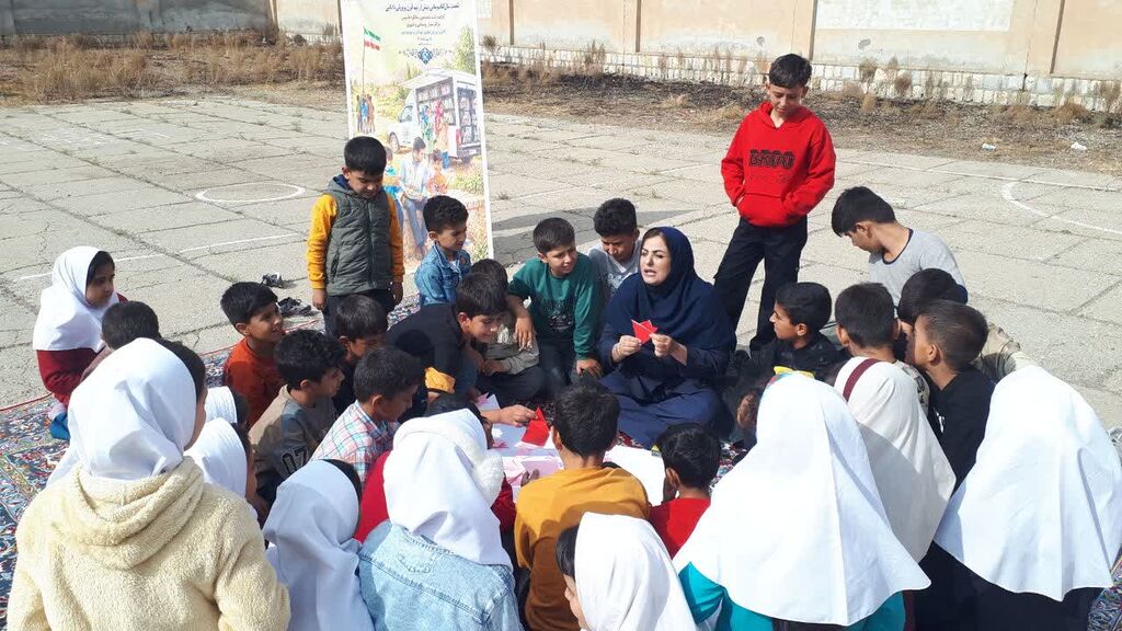 کانون کرمانشاه برنامههای گرامیداشت ۶۰ سالگی کتابخانههای سیار را در روستای جامهشوران اجرا کرد