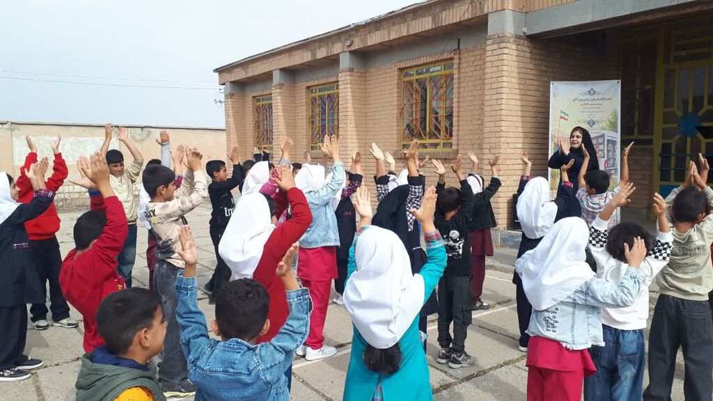 کانون کرمانشاه برنامههای گرامیداشت ۶۰ سالگی کتابخانههای سیار را در روستای جامهشوران اجرا کرد