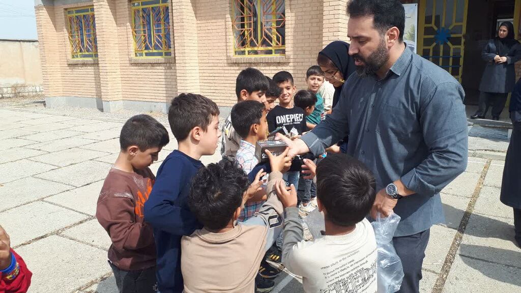 کانون کرمانشاه برنامههای گرامیداشت ۶۰ سالگی کتابخانههای سیار را در روستای جامهشوران اجرا کرد