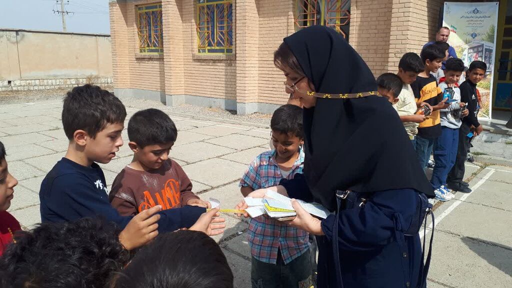 کانون کرمانشاه برنامههای گرامیداشت ۶۰ سالگی کتابخانههای سیار را در روستای جامهشوران اجرا کرد