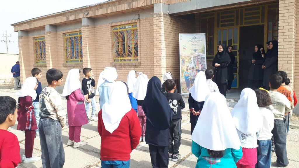 کانون کرمانشاه برنامههای گرامیداشت ۶۰ سالگی کتابخانههای سیار را در روستای جامهشوران اجرا کرد