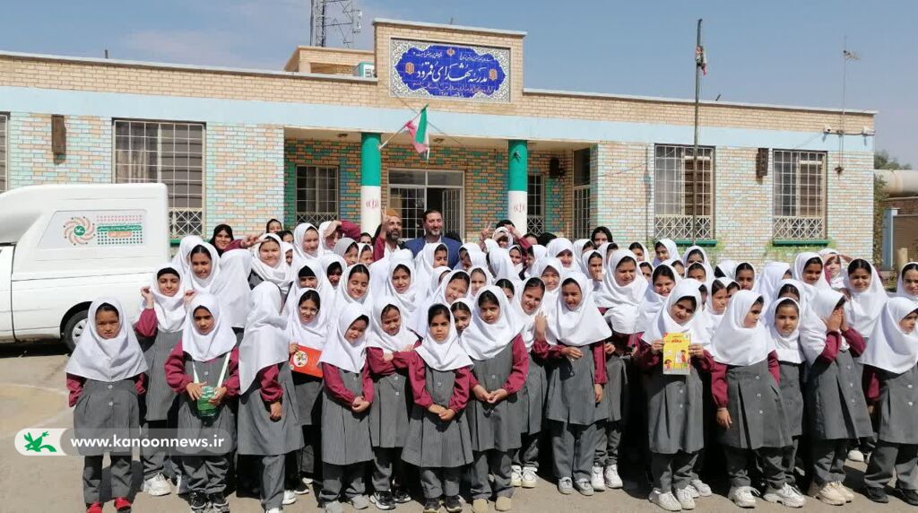 ۱۱۰ دانش‌آموز روستای قمرود به عضویت کتابخانه سیار کانون درآمدند
