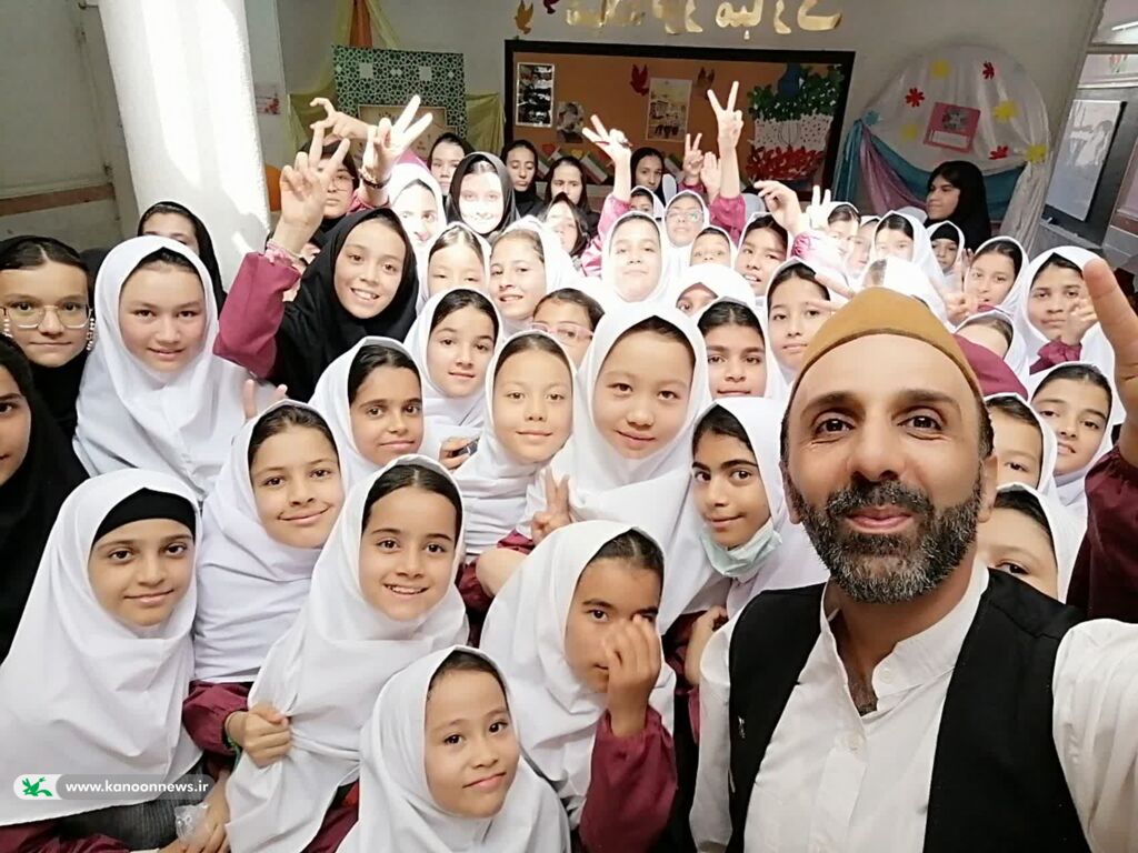 ۱۱۰ دانشآموز روستای قمرود به عضویت کتابخانه سیار کانون درآمدند