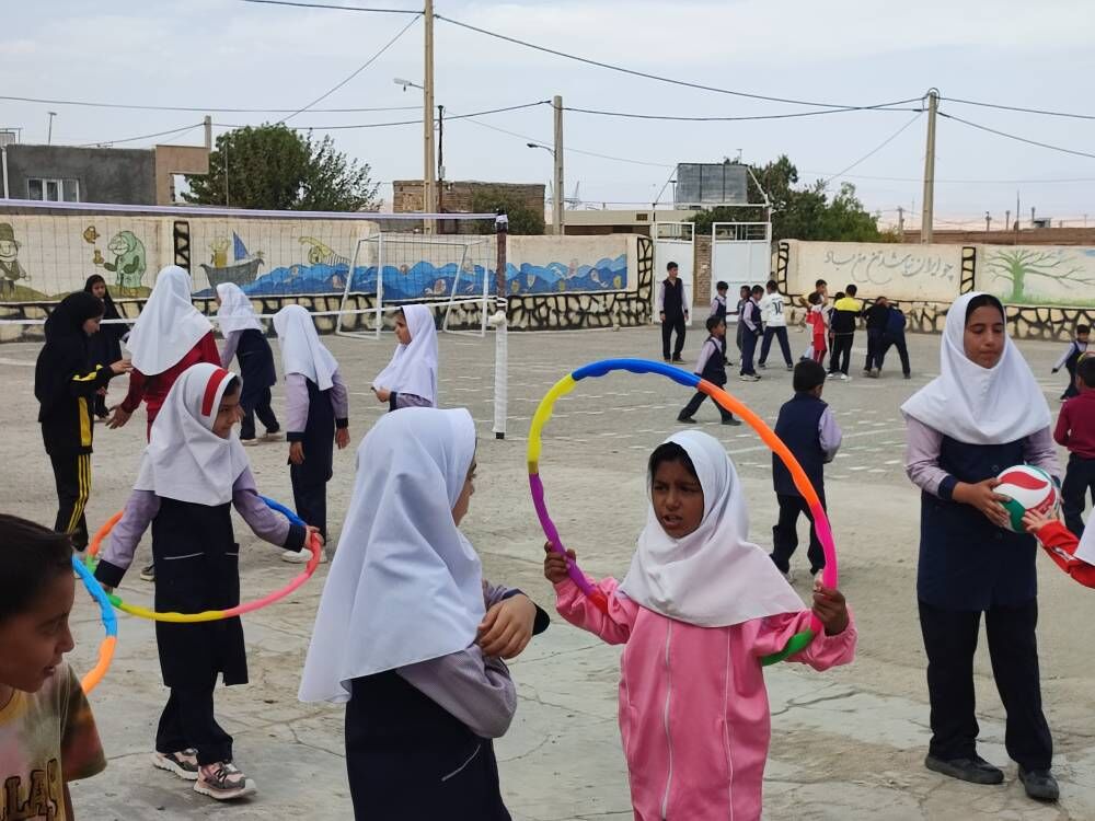 آیینِ گرامیداشتِ هفته ملی کودک با طعمِ ۶۰ سال خدمت با مرکز سیار روستایی میامی