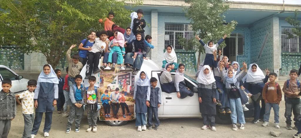 ۶۰ سال سفر در جادههای دانایی؛ روایتی از مربیانی که با کتاب، لبخند هدیه میدهند